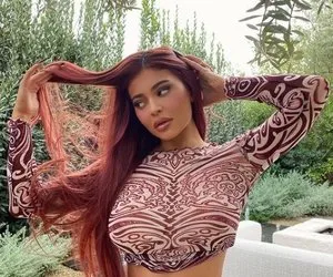 Dünyanın en genç milyarderi Kylie Jenner'ın 36.5 milyonluk malikanesi dudak uçuklattı! 23 yaşındaki Kylie Jenner malikanesini ışık şelalesi haline getirdi...