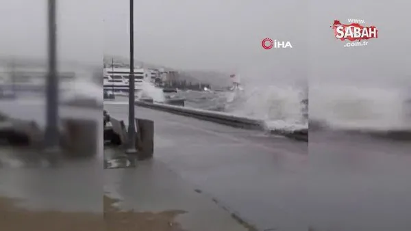 İzmir’de yollar göle döndü, deniz taştı... O anlar kamerada | Video