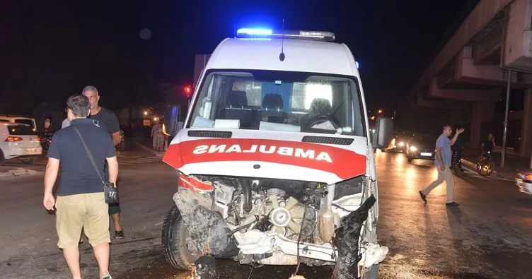Ambulans, otomobillerle çarpıştı: 6 yaralı