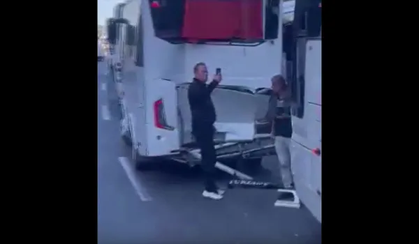 son-dakika-antalyada-zincirleme-felaket-tur-midibusu-ile-2-otobus-carpisti-yaralilar-var-1791616083715.jpg
