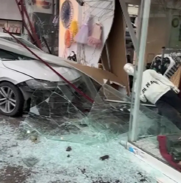İstanbul- Güngören’de otomobil giyim mağazasına girdi! İşte o anlar!