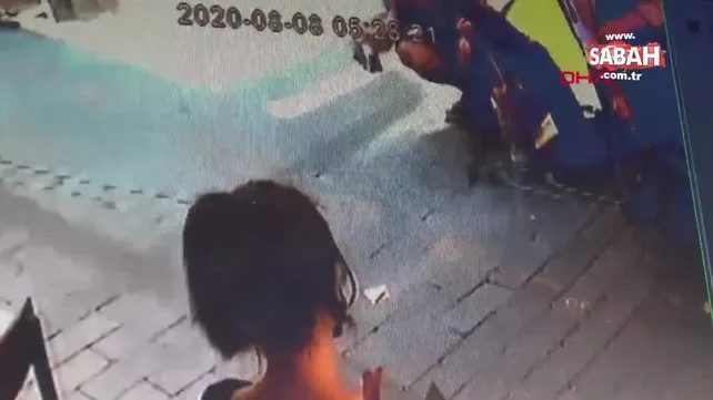 İzmir'de sokak ortasında tuvaletini yapan kadın kamerada | Video