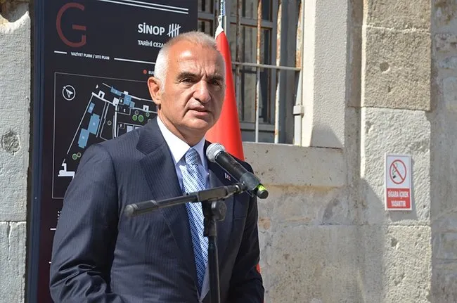 bakan-ersoy-sinop-tarihi-cezaevi-muzesinin-acilisini-yapti-her-tasin-her-duvarin-ardinda-bir-hikaye-var-1757510837524.jpeg