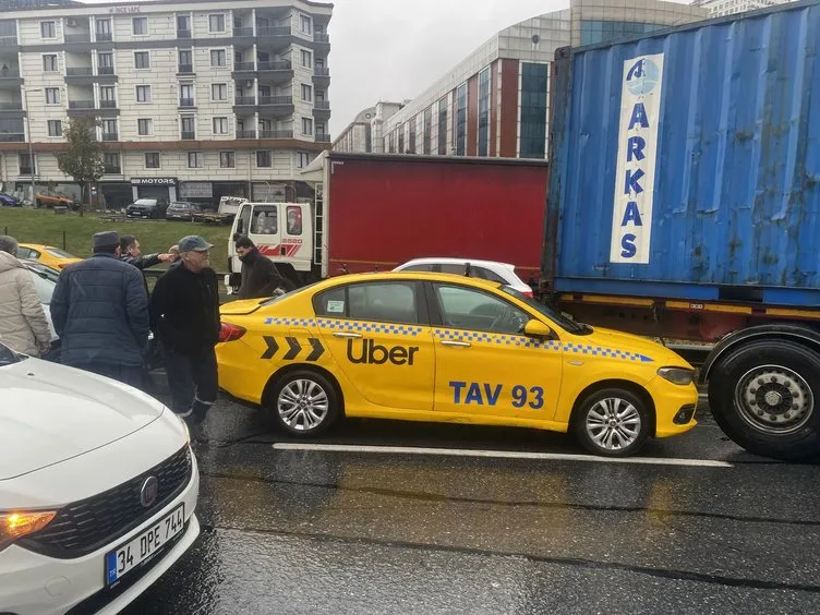 TEM Bağlantı Yolu’nda yağmur sonrası zincirleme kaza: TIR sürücüsü direksiyon hakimiyetini kaybedince olanlar oldu!