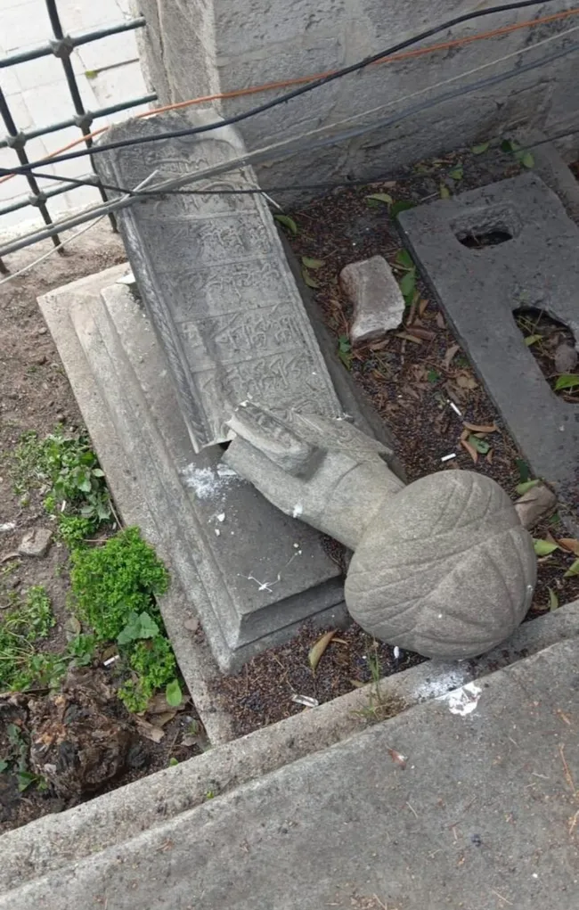 sarachanedeki-vandallar-kirmisti-tarihi-mezar-tasi-sultan-bayezid-camii-imamina-ait-cikti-1742823926147.jpg