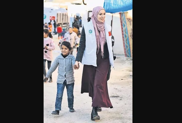 Bombalar altında ekmek dağıtıyor! Gamze Özçelik’in gözyaşlarına boğan Gazze mücadelesi gündem oldu...