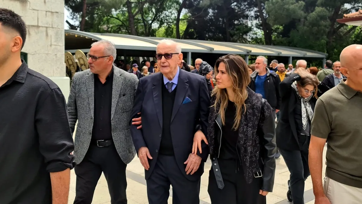 TFF Onursal Başkanı Şenes Erzik’in acı günü! Eşi Dilek Erzik son yolculuğuna uğurlandı TFF Onursal Başkanı Şenes Erzik’in acı günü! Eşi Dilek Erzik son yolculuğuna uğurlandı