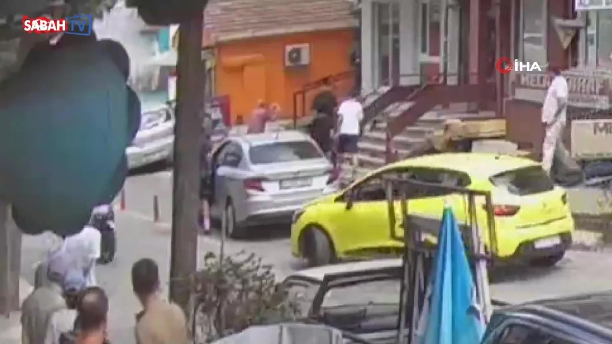 Kaldırıma çıkan otomobil yayalara böyle çarptı: 2 yaralı | Video videosunu izle Kaldırıma çıkan otomobil yayalara böyle çarptı: 2 yaralı | Video videosunu izle