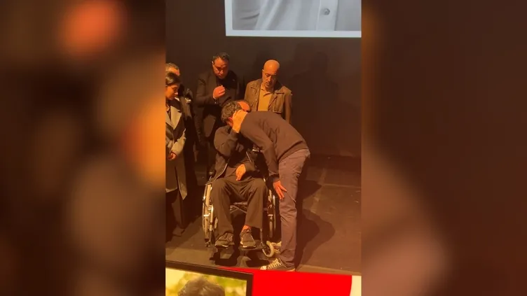 Çok ekmeğini yedim diyen Tatlıses Ferdi Tayfur’un cenazesinde gözyaşlarına boğuldu! Tayfur’un oğluna sarılıp...