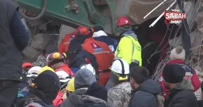 Kahramanmaraş’ta anne kız, depremin 101’inci saatinde enkaz altından çıkartıldı | Video