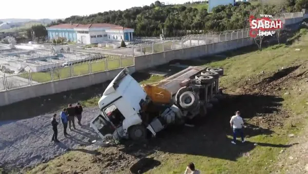 Freni patlayan hafriyat kamyonu çayırlık alana uçtu | Video
