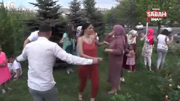 Otoban kenarında görenleri şaşırtan düğün eğlencesi kamerada | Video