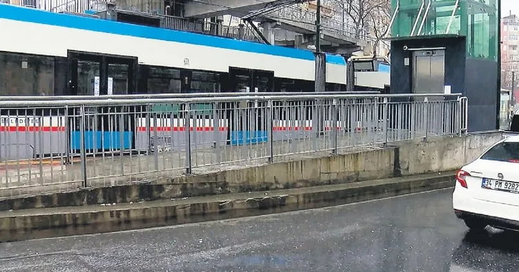 Tramvay arızalandı vatandaş yollarda kaldı