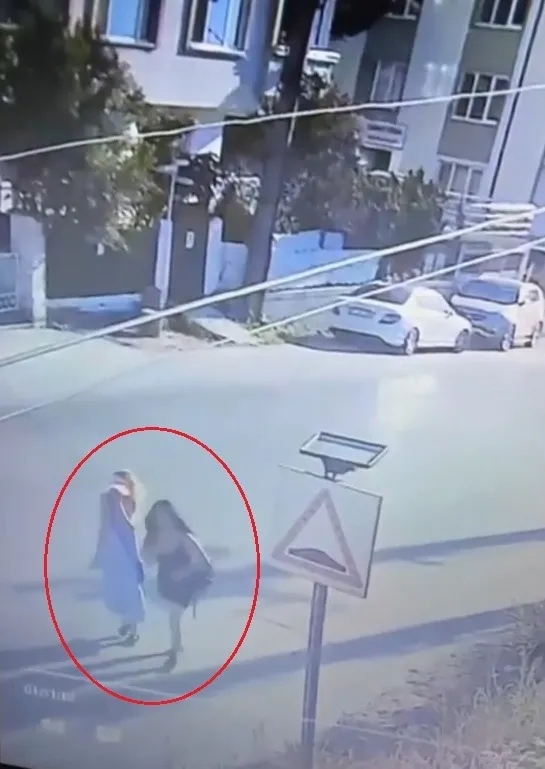 2-kadin-istanbuldan-yalovaya-gitti-akilalmaz-hirsizlik-kameraya-yansidi-tam-1-milyonluk-1753969801573.jpg 2 kadın İstanbul'dan Yalova'ya gitti! Akılalmaz hırsızlık kameraya yansıdı! Tam 1 milyonluk...