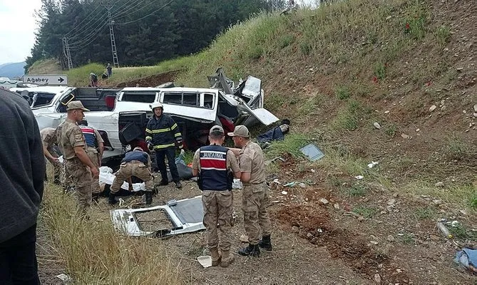 Gaziantep’te katliam gibi kaza! Beton mikseri minibüse çarptı: 8 ölü!