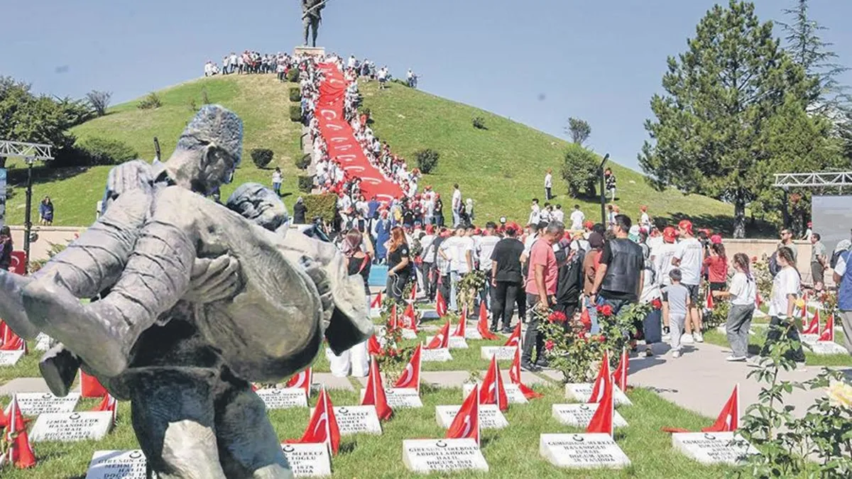 Dumlupınar'da her mezar taşı bir destan