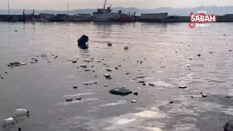 Sinop’ta fırtınada deniz kenarı çöplerle doldu