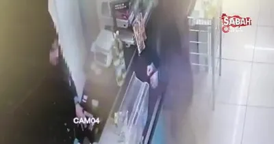 İstanbul’da bıçaklı gaspçıyı paspasla kovalayan kadın market çalışanı kamerada | Video