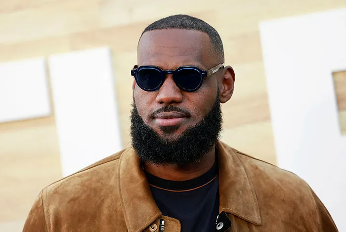 lebron-jamesin-kazanci-akillara-durgunluk-verdi-rekor-kirdi-1654246722332.jpg
