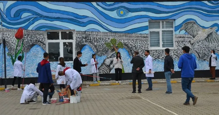 Muş’ta öğrenciler,40 metre uzunluğu 5 metre yüksekliğindeki okulun duvarını resimlerle süsledi