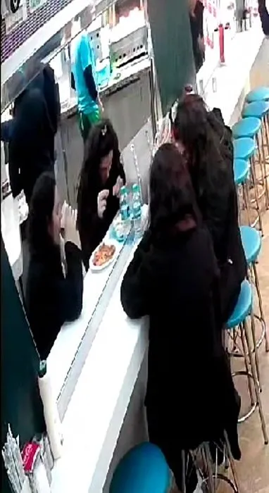 Yemeğimden saç çıktı dedi, hesabı ödemek istemedi: Gerçek kamera görüntülerini izleyince ortaya çıktı!