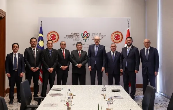 tbmm-baskani-kurtulmus-malezya-temsilciler-meclisi-baskani-abdul-ile-gorustu-filistini-destekleyen-parlamentol-1745070744495.jpg