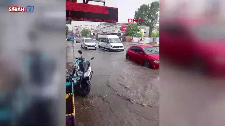İstanbul'da sağanak ve dolu yağışı! Yollar göle döndü | Video