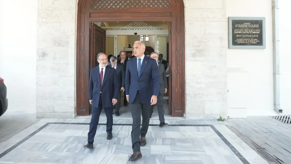 Kültür ve Turizm Bakanı Mehmet Nuri Ersoy, Türkiye Uluslararası İslam, Bilim ve Teknoloji Üniversitesi Rektörü Prof. Dr. Mehmet Görmez ile görüşüyor.