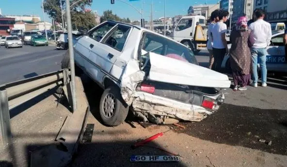 hatali-donus-yapan-otomobil-kaza-yapti-2-yarali-1662631464500.jpg