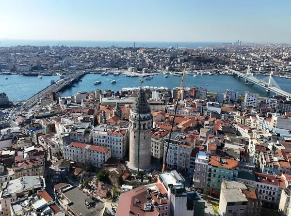 istanbulun-sembol-yapilarindan-galata-kulesi-alemine-kavustu-1708509276883.jpg