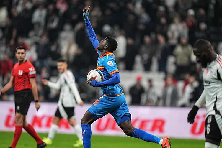 Son dakika haberi: Beşiktaş - Göztepe maçında taraftar çıldırdı! Yıldız oyuncuya ve yönetime büyük tepki...