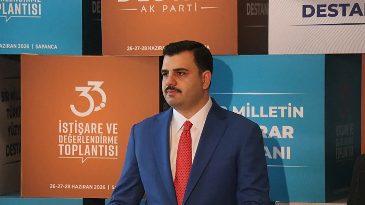 AK Parti Genel Sekreteri Eyyüp Kadir İnan konuşma yaparken