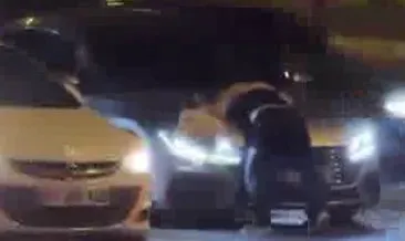 Diyarbakır'da bir kadının şoke eden hareketleri kameraya yansıdı: Araçların önüne atladı, tekmeler savurdu yetmedi refüje uzandı! #diyarbakir