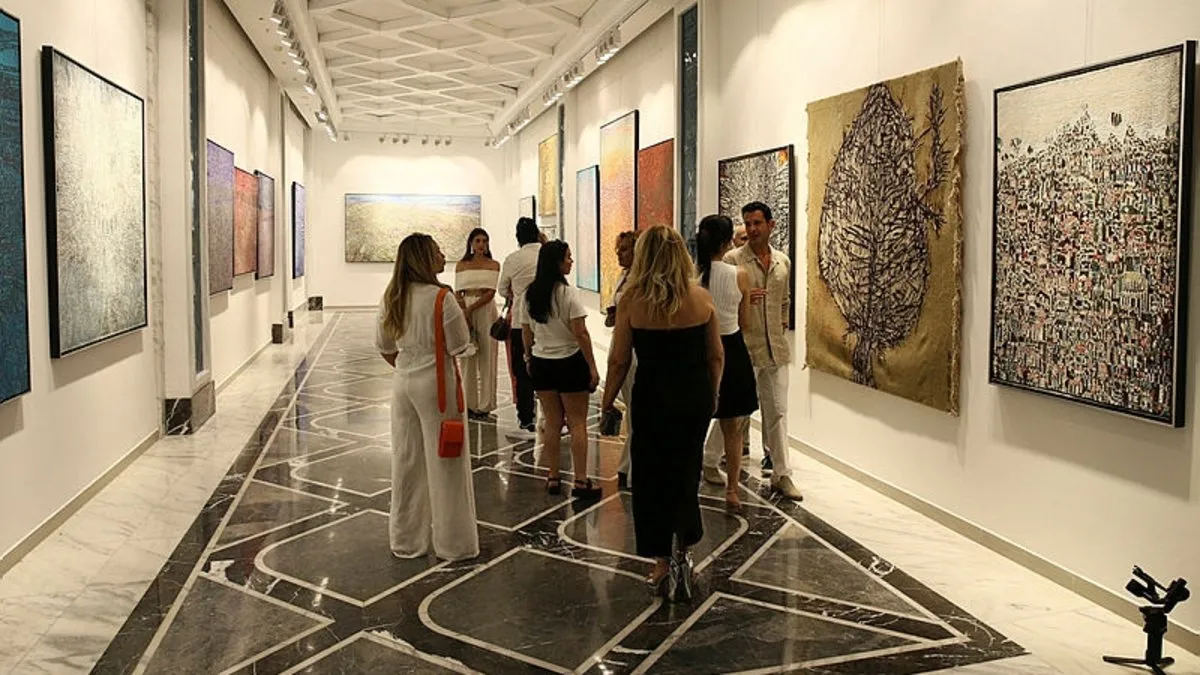 Ressam Devrim Erbil'in Yatay Derinlik sergisi Bodrum'da sanatseverlerle buluştu