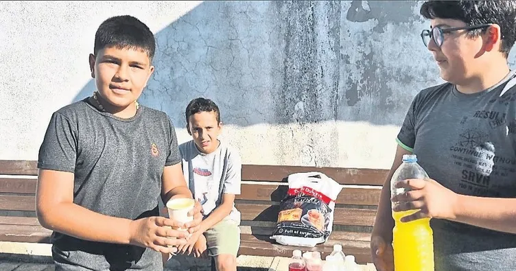 Hayalleri için limonata satıyorlar