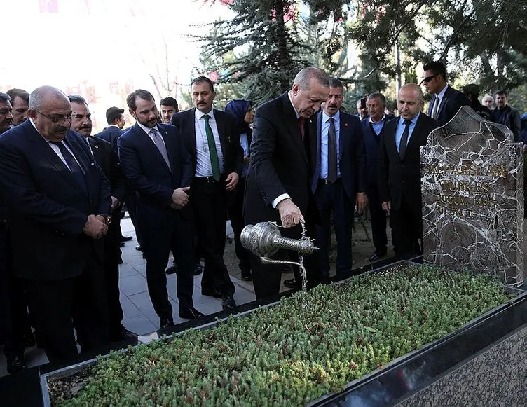Cumhurbaşkanı Erdoğan Alparslan Türkeş'in mezarını ziyaret etti