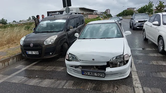 samsunda-hafif-ticari-arac-otomobile-yandan-carpti-3-yarali-1751210498556.jpeg