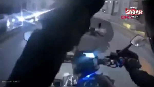 Bayrampaşa'da otomobile çarpan motosikletli ağır yaralandı! Korkunç kaza kamerada | Video
