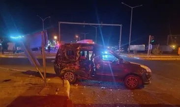Kamyon ile araç çarpıştı: 1 ölü, 2'si ağır 8 yaralı #manisa