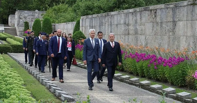 Milli Savunma Bakanı Akar, Letonya’daki Türk Şehitliği’ni ziyaret etti