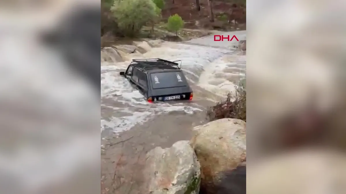 Aydın’da otomobil sel sularına kapıldı! Sürücü ve yolcu kurtarıldı | Video