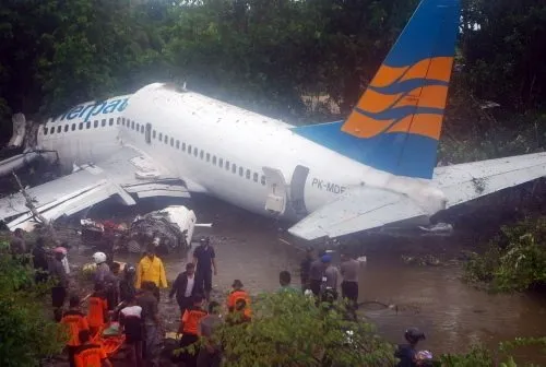Yolcu uçağı pistten çıktı: 20 yaralı