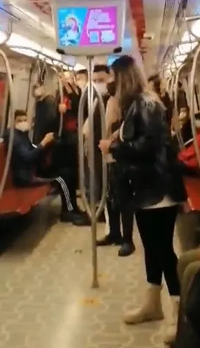 metroda-dehset-kadin-yolcuya-bicak-cekerek-hakaretler-savurdu-1637781106776.jpg