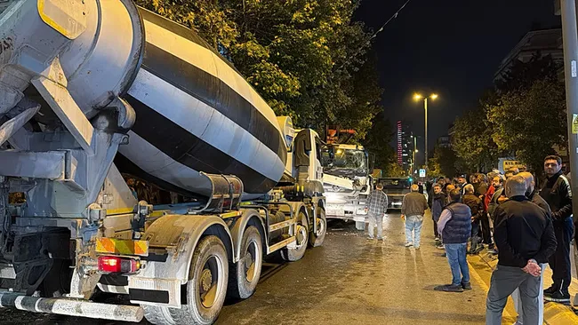 el-freni-cekilmeyen-beton-pompasi-dehset-sacti-7-arac-hasar-aldi-1791830474481.jpeg