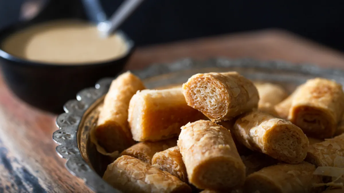 Çıtır çıtır dağılıyor: Ev yapımı tahinli kuru baklava tarifi