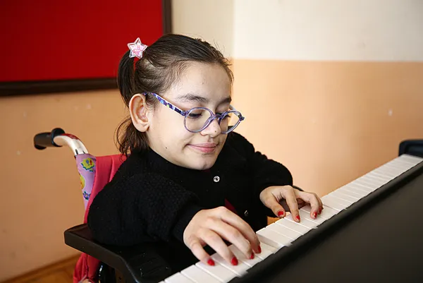 cam-kemik-ve-skolyoz-hastasi-zeynep-durunun-hayali-sahnede-piyano-calmak-1774508273733.jpg