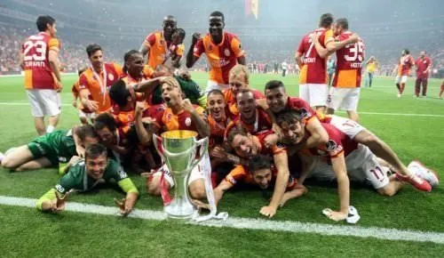 Şampiyon Galatasaray kupasını kaldırdı