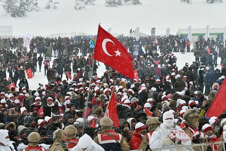 Soğuğa ve kara aldırış etmeyen binlerce kişi Sarıkamış Şehitleri’ni anmak için yürüdü