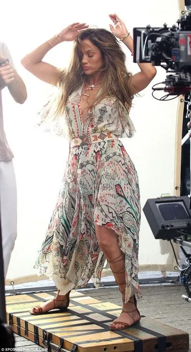 Jennifer Lopez İspanyol sanatçıyla düet yaptı!