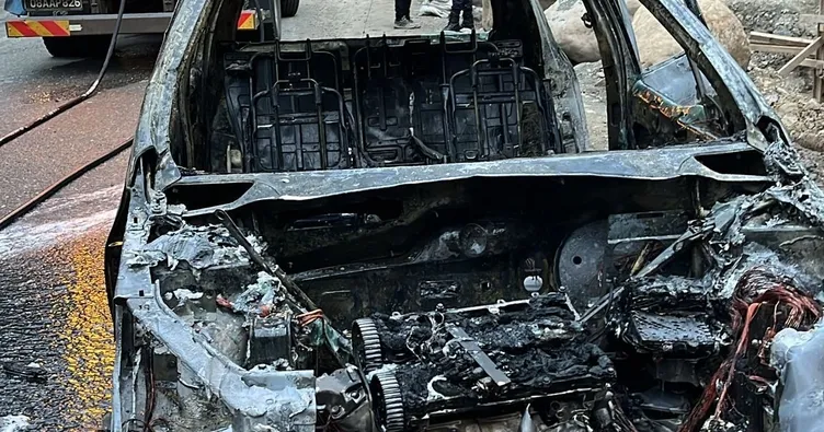 Seyir halindeki araç alev alev yandı